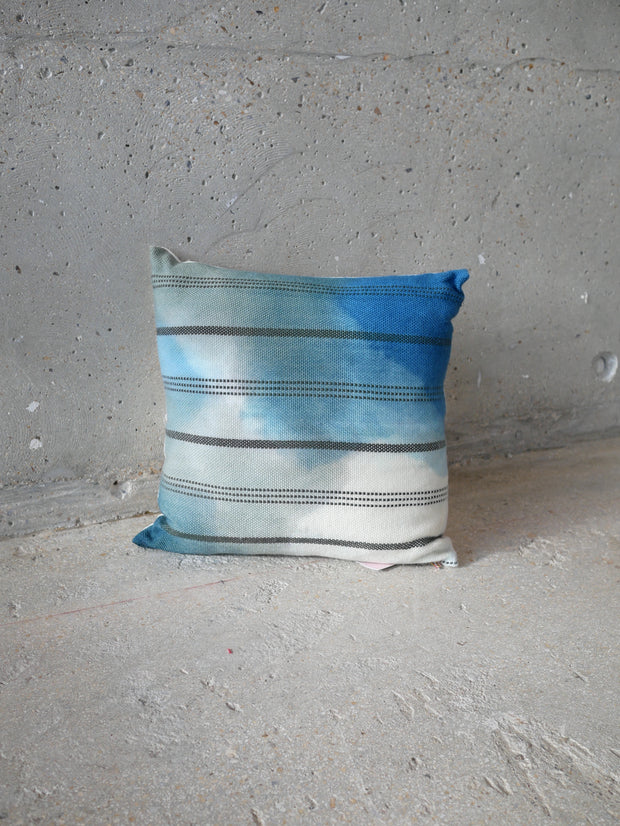 WIVE AQUA coussin graphique, tissé main pièce unique et teint avec effets aquarelles / Handwoven cushion one-of-a-kind